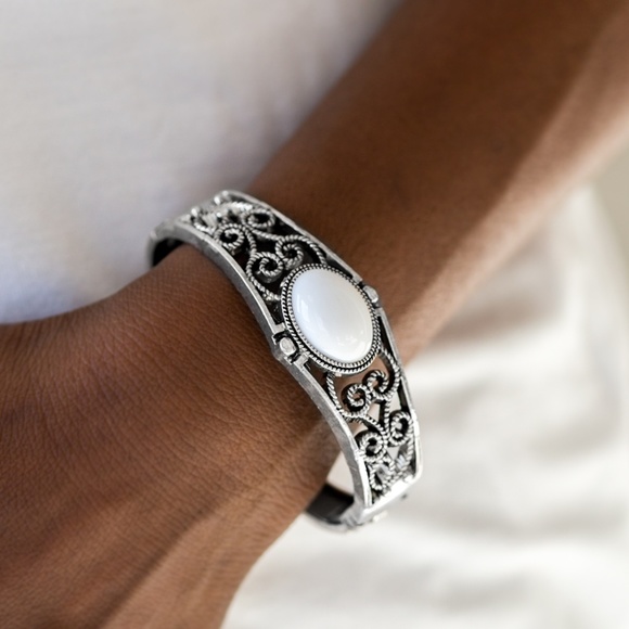 paparazzi Jewelry - Joyful Journeys - White Bracelet paparazzi Jewelry - Joyful Journeys - White Bracelet